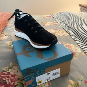 Brand new OTBT ALSTEAD COURIER BLACK SNEAKER IN SIZE 8